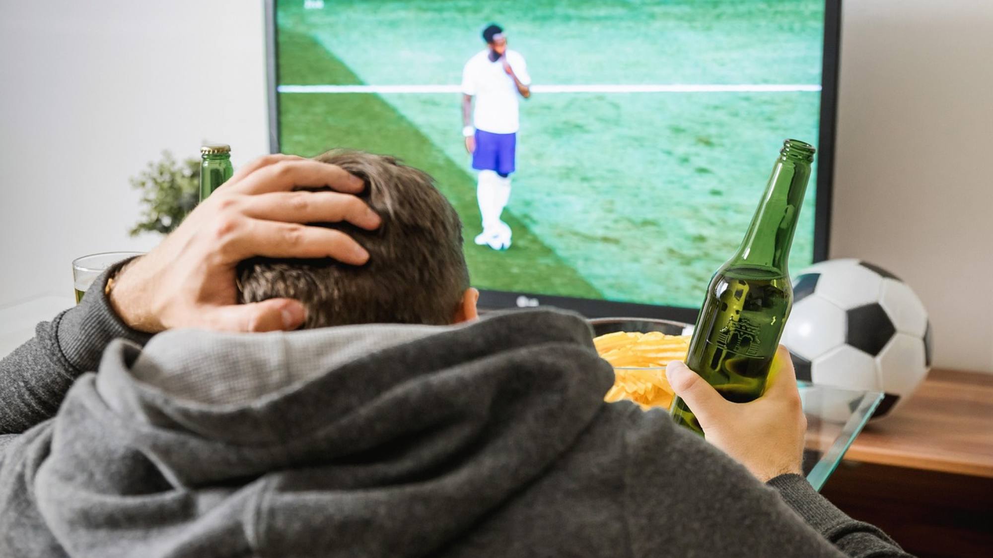 fútbol, televisor, mirando, casa, chico, hombre, cerveza, pelota, divertida, divertido, televisión, alcohol, disfrutar, juego, juegos, deporte, partido, meta, contento, Pixabay