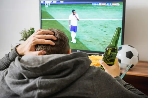 fútbol, televisor, mirando, casa, chico, hombre, cerveza, pelota, divertida, divertido, televisión, alcohol, disfrutar, juego, juegos, deporte, partido, meta, contento ,Pixabay